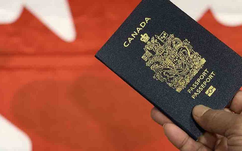 benefits of becoming a Canadian citizen